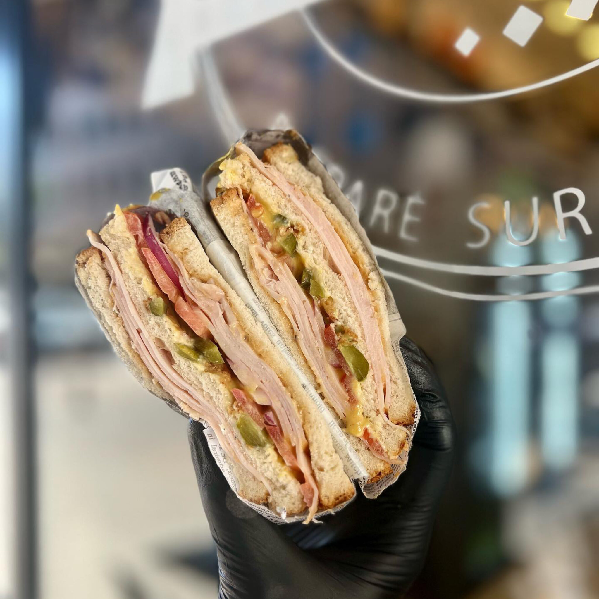 Sandwich préparé à la commande, tenu au comptoir du Comptoir Français TLV