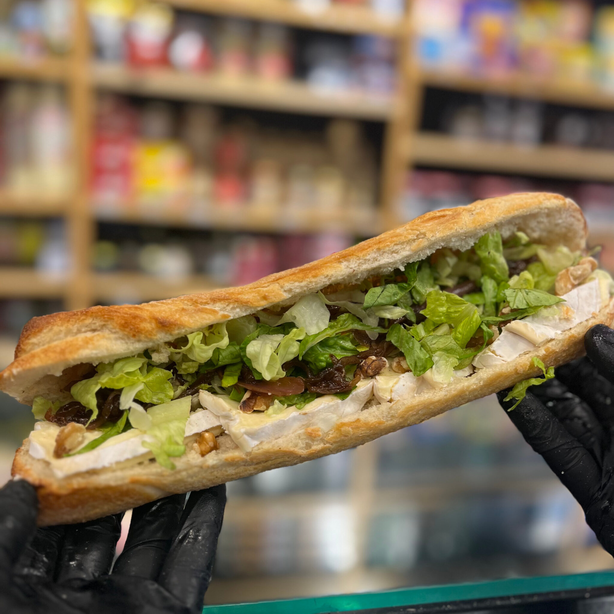 Baguette garnie de produits français