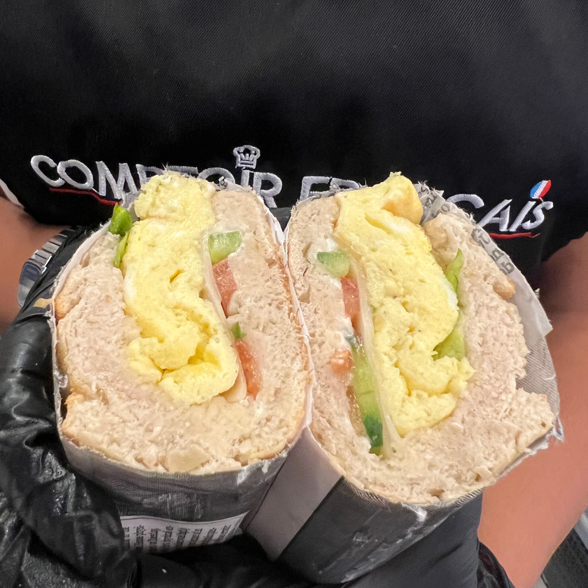 Sandwich omelette coupé en deux, œuf, tomate et concombre